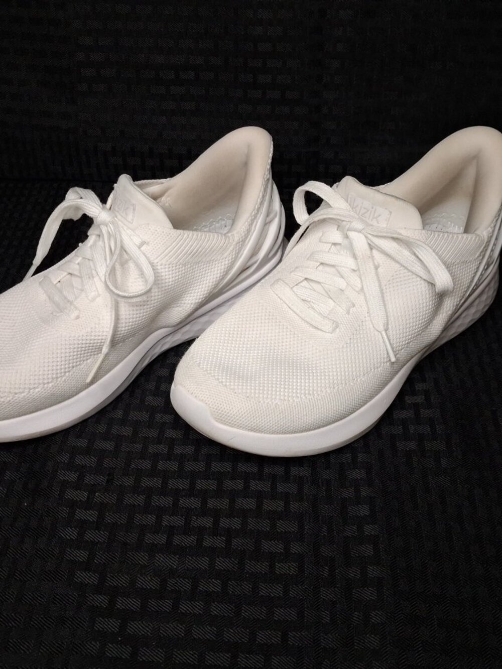Kizik Athens White Hands Free Slip On Sneakers Womens 9.5 Mens 8.0 DATHWT01-2E